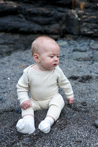 ORGANIC RIBBED ESSENTIAL BODYSUIT - PEBBLE