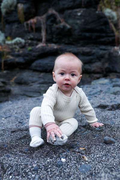 ORGANIC RIBBED ESSENTIAL BODYSUIT - PEBBLE